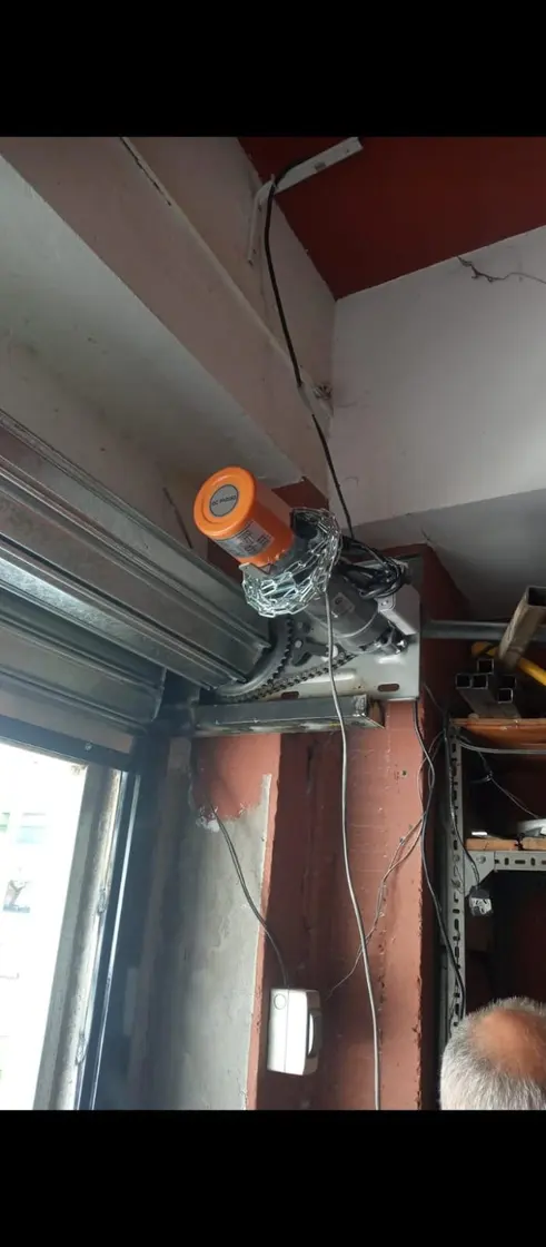 Motor naranja instalado en local, vista interna