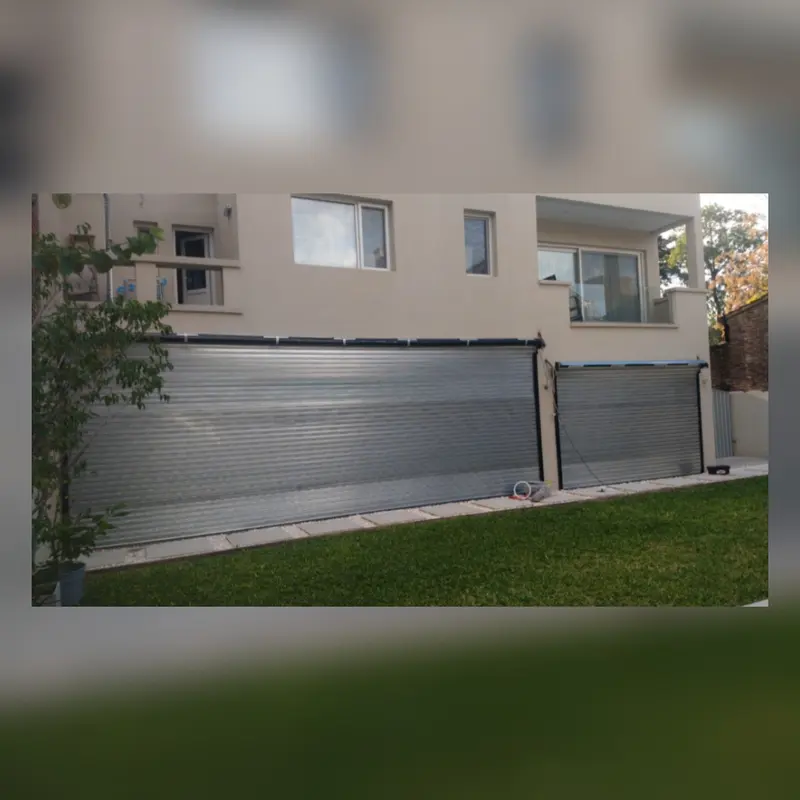Dos cortinas metálicas instaladas en frente de casa, buena luz natural