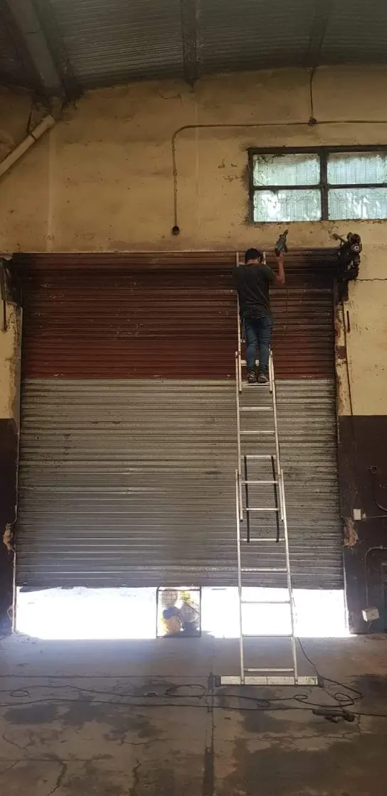 Técnico en escalera en interior de depósito