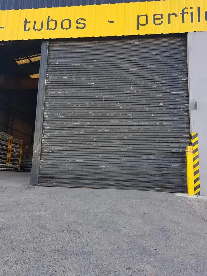 Cortina metálica cerrada en depósito industrial